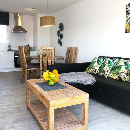 Sea Breeze With Shared Pool And Near The Beach Lägenhet Costa Teguise Exteriör bild
