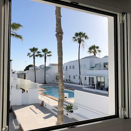 Sea Breeze With Shared Pool And Near The Beach Lägenhet Costa Teguise Exteriör bild