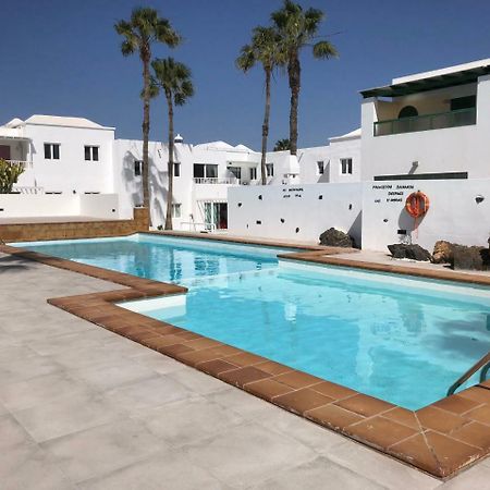 Sea Breeze With Shared Pool And Near The Beach Lägenhet Costa Teguise Exteriör bild