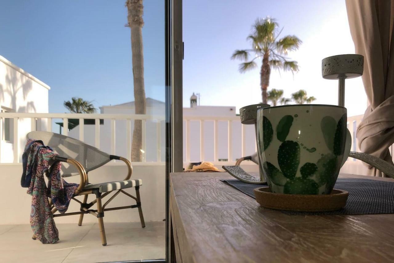Sea Breeze With Shared Pool And Near The Beach Lägenhet Costa Teguise Exteriör bild