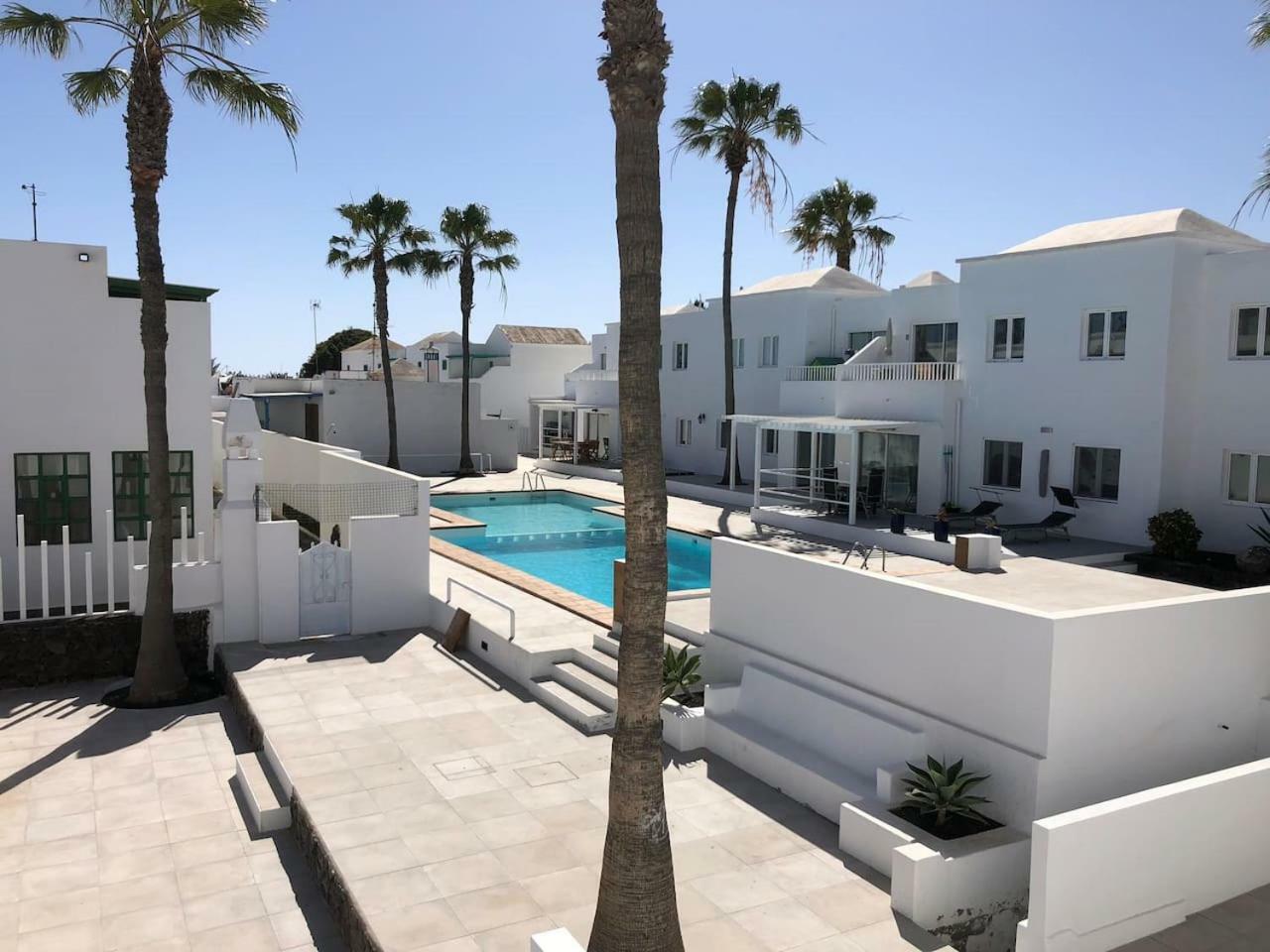 Sea Breeze With Shared Pool And Near The Beach Lägenhet Costa Teguise Exteriör bild
