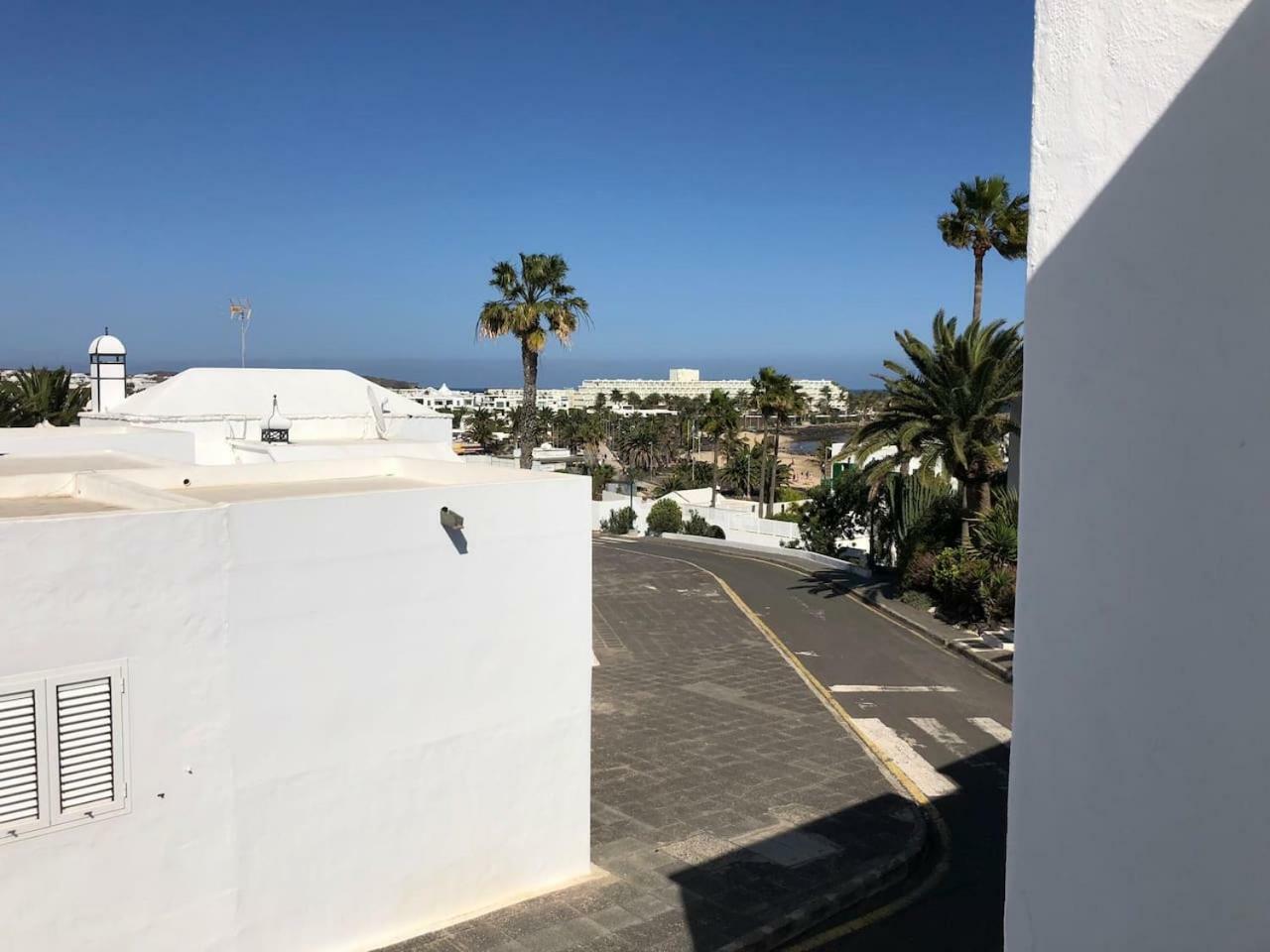 Sea Breeze With Shared Pool And Near The Beach Lägenhet Costa Teguise Exteriör bild