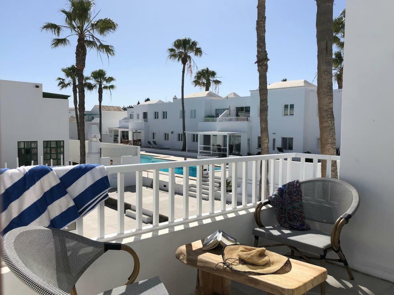 Sea Breeze With Shared Pool And Near The Beach Lägenhet Costa Teguise Exteriör bild