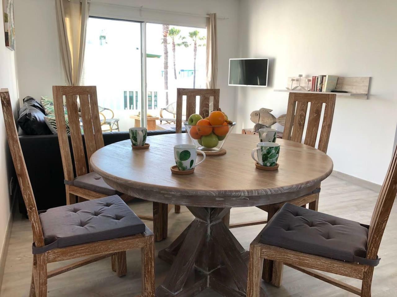 Sea Breeze With Shared Pool And Near The Beach Lägenhet Costa Teguise Exteriör bild