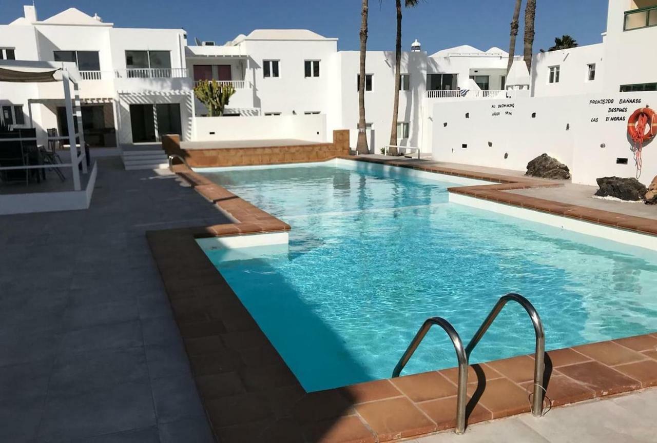 Sea Breeze With Shared Pool And Near The Beach Lägenhet Costa Teguise Exteriör bild