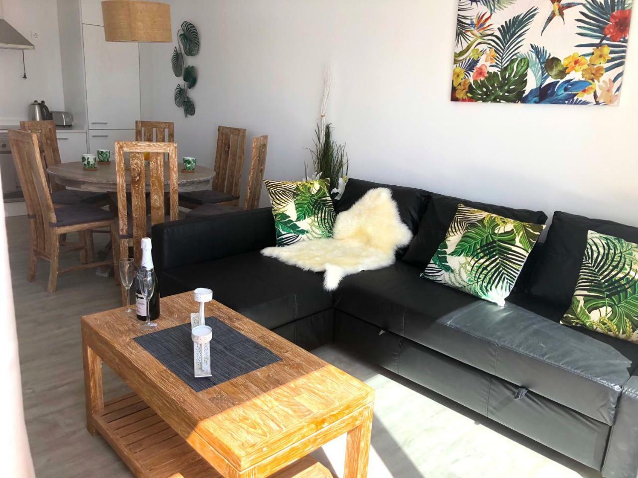 Sea Breeze With Shared Pool And Near The Beach Lägenhet Costa Teguise Exteriör bild