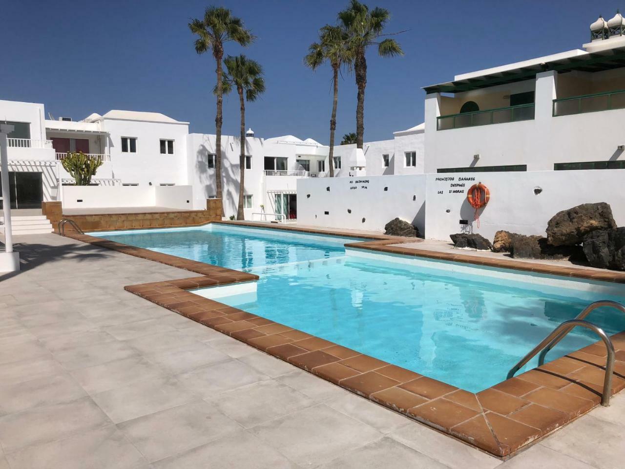 Sea Breeze With Shared Pool And Near The Beach Lägenhet Costa Teguise Exteriör bild