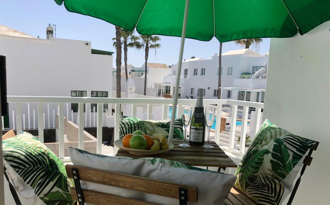Sea Breeze With Shared Pool And Near The Beach Lägenhet Costa Teguise Exteriör bild